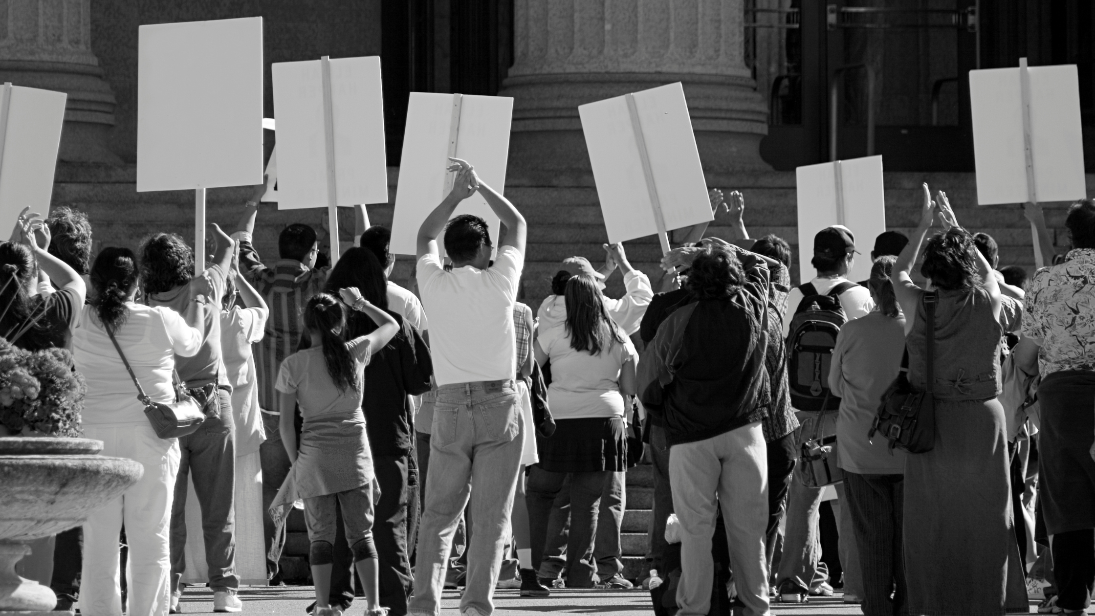 Protestul din București și acuzațiile privind participanții plătiți - Piperea & Asociații - firma avocatura