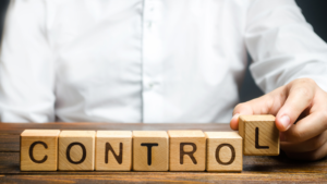 Controlul: bani, corporații și libertate - Piperea & Asociații - firma avocatura